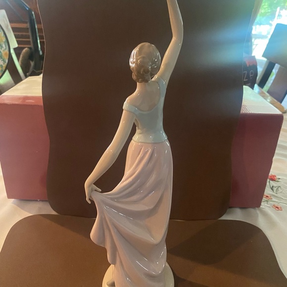 NAO PORCELAIN - Picture 4 of 4